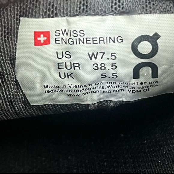 On Cloud Cloud Ultra Trail Running Shoes Womens Sz 7.5 Black & White - Picture 12 of 14